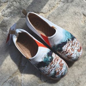 Uin Shoes - A Red Vival City